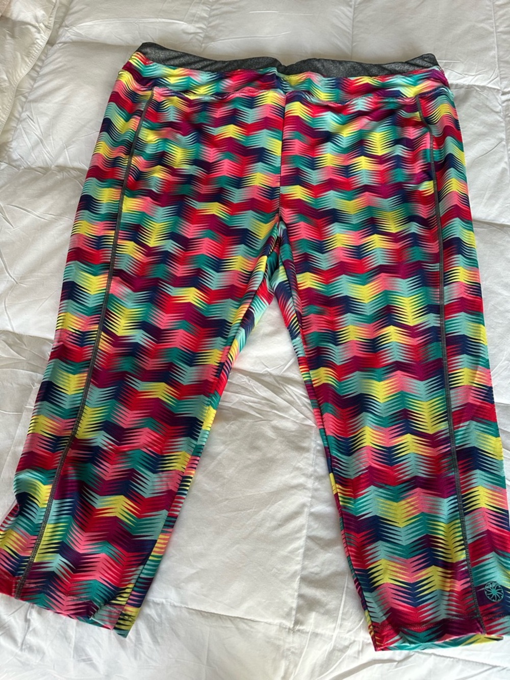 Women’s plus 26W/28W Colorful Chevron Active capri Leggings.